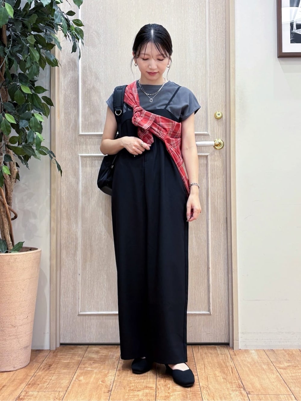 レッド系のシャツ/ブラウス、ブラック系のサロペット/オーバーオール、グレー系のTシャツ/カットソーを着用したレディースの秋コーディネートの4枚目の写真