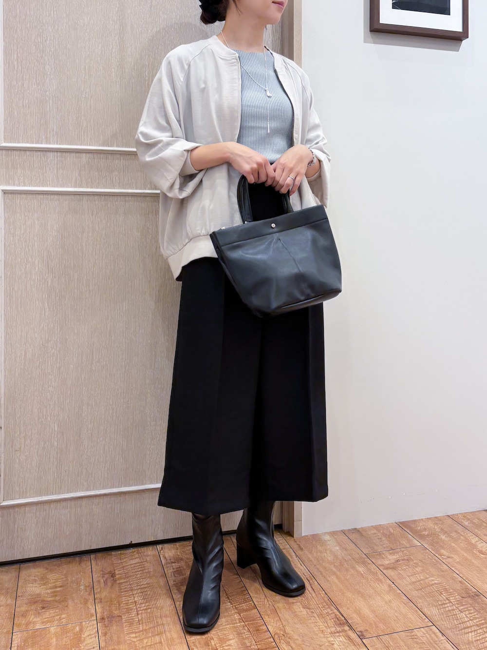 ベージュ系のブルゾン、ブルー系のニット/セーター、ブラック系のその他パンツを着用したレディースの秋コーディネートの6枚目の写真