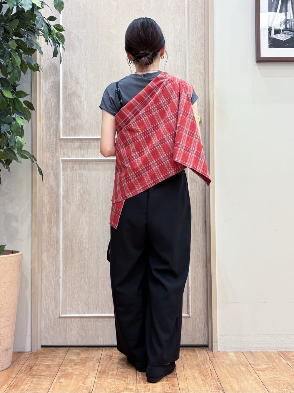 レッド系のシャツ/ブラウス、ブラック系のサロペット/オーバーオール、グレー系のTシャツ/カットソーを着用したレディースの秋コーディネートの6枚目の写真