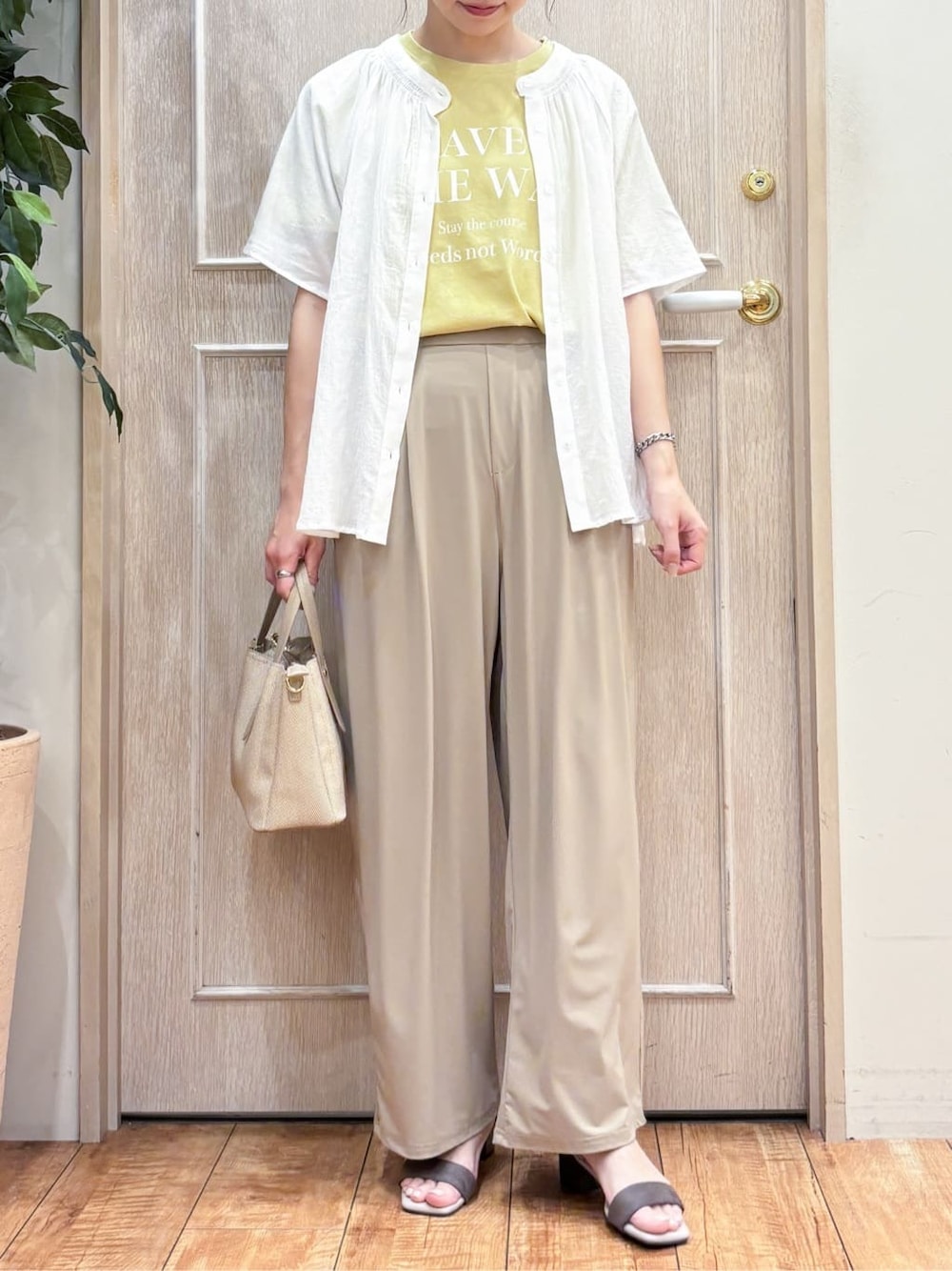 ホワイト系のシャツ/ブラウス、イエロー系のTシャツ/カットソー、ベージュ系のその他パンツを着用したレディースの夏コーディネートの4枚目の写真