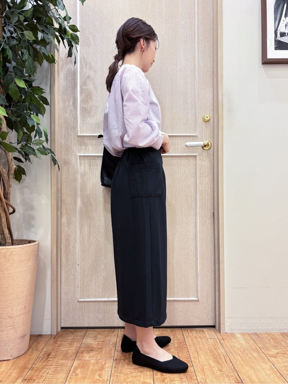 パープル系のシャツ/ブラウス、ブラック系のスカート、シルバー系のその他シューズを着用したレディースの春コーディネートの3枚目の写真