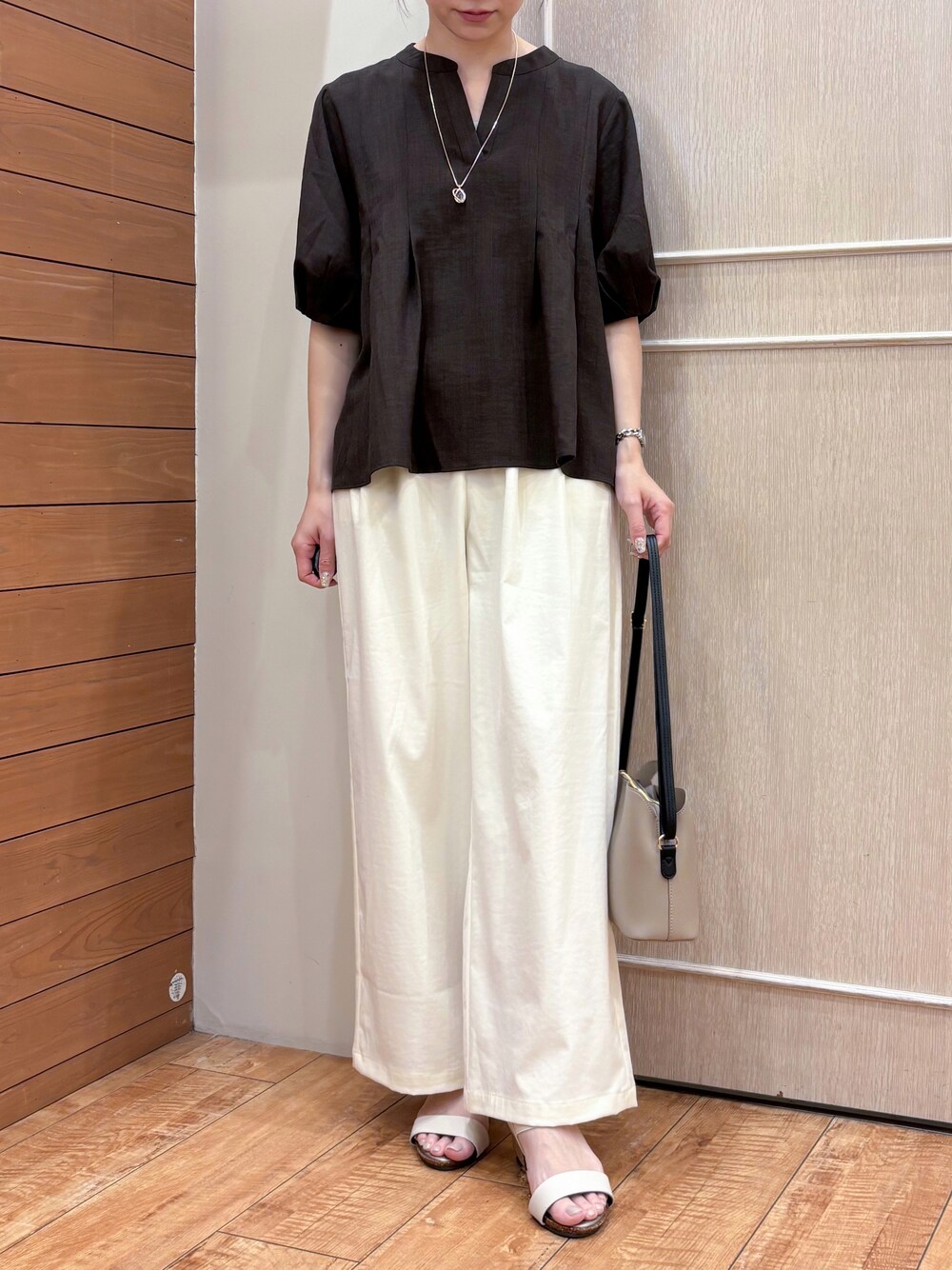 ベージュ系のショルダーバッグ、ホワイト系のその他パンツ、ブラウン系のシャツ/ブラウスを着用したレディースの春コーディネートの4枚目の写真