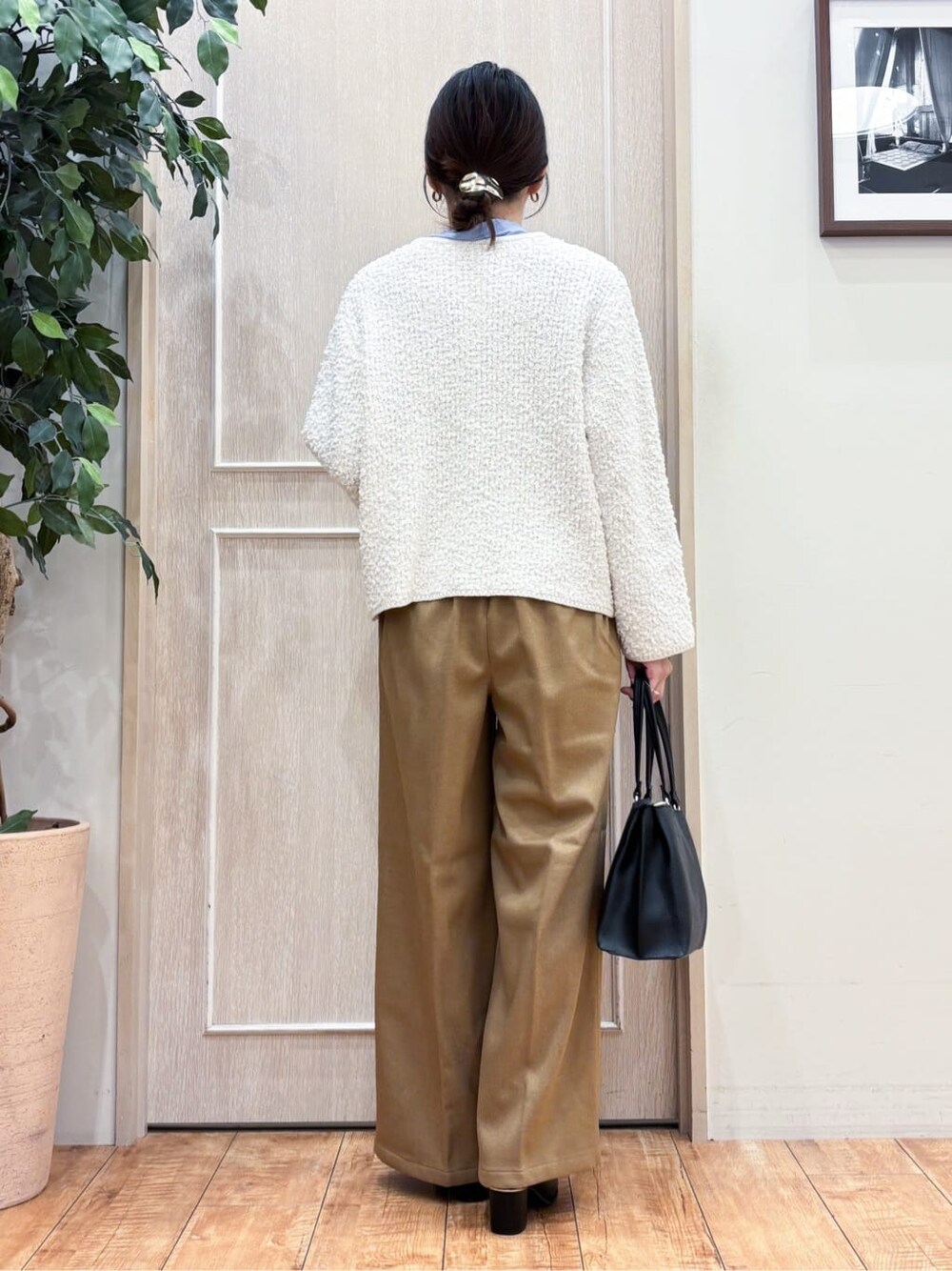 ホワイト系のカーディガン/ボレロ、ブルー系のシャツ/ブラウス、イエロー系のその他パンツを着用したレディースの秋コーディネートの4枚目の写真