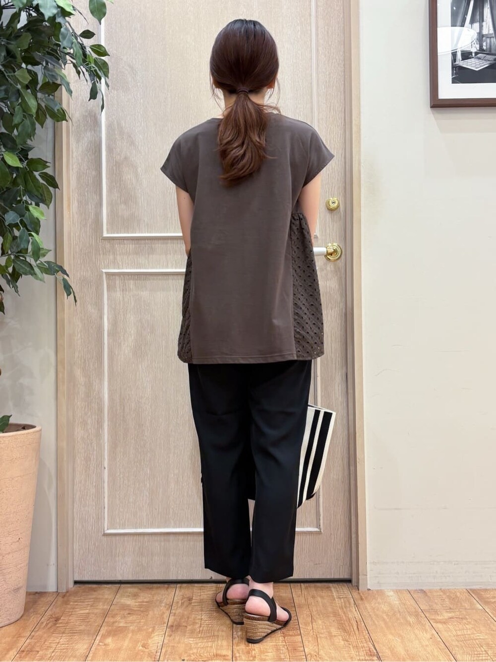 ブラウン系のTシャツ/カットソー、ブラック系のその他パンツ、ブラック系のサンダルを着用したレディースの夏コーディネートの4枚目の写真