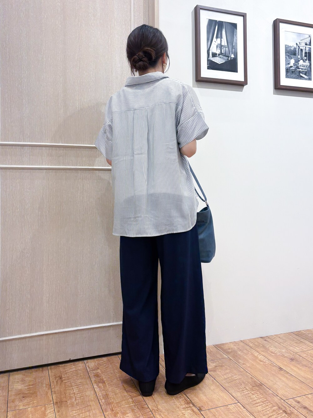 ホワイト系のその他トップス、ブルー系のその他パンツ、ブラック系のその他シューズを着用したレディースの秋コーディネートの4枚目の写真