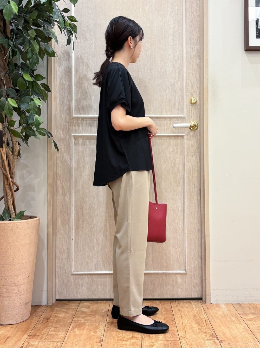 ブラック系のシャツ/ブラウス、ベージュ系のその他パンツ、ブラック系のその他シューズを着用したレディースの秋コーディネートの2枚目の写真