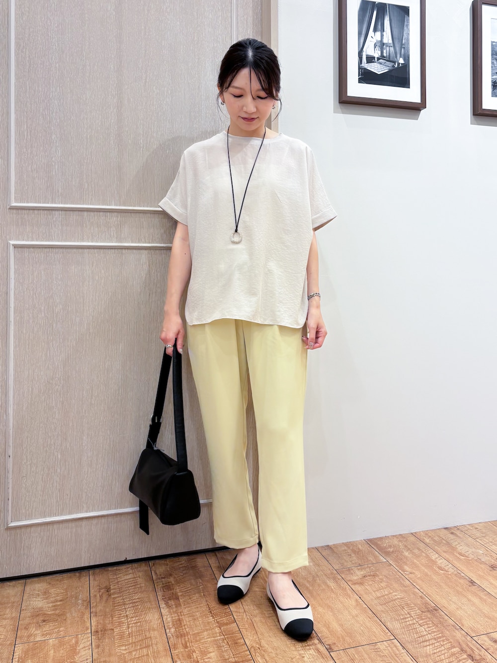 ベージュ系のシャツ/ブラウス、イエロー系のその他パンツ、ベージュ系のパンプスを着用したレディースの夏コーディネートの2枚目の写真