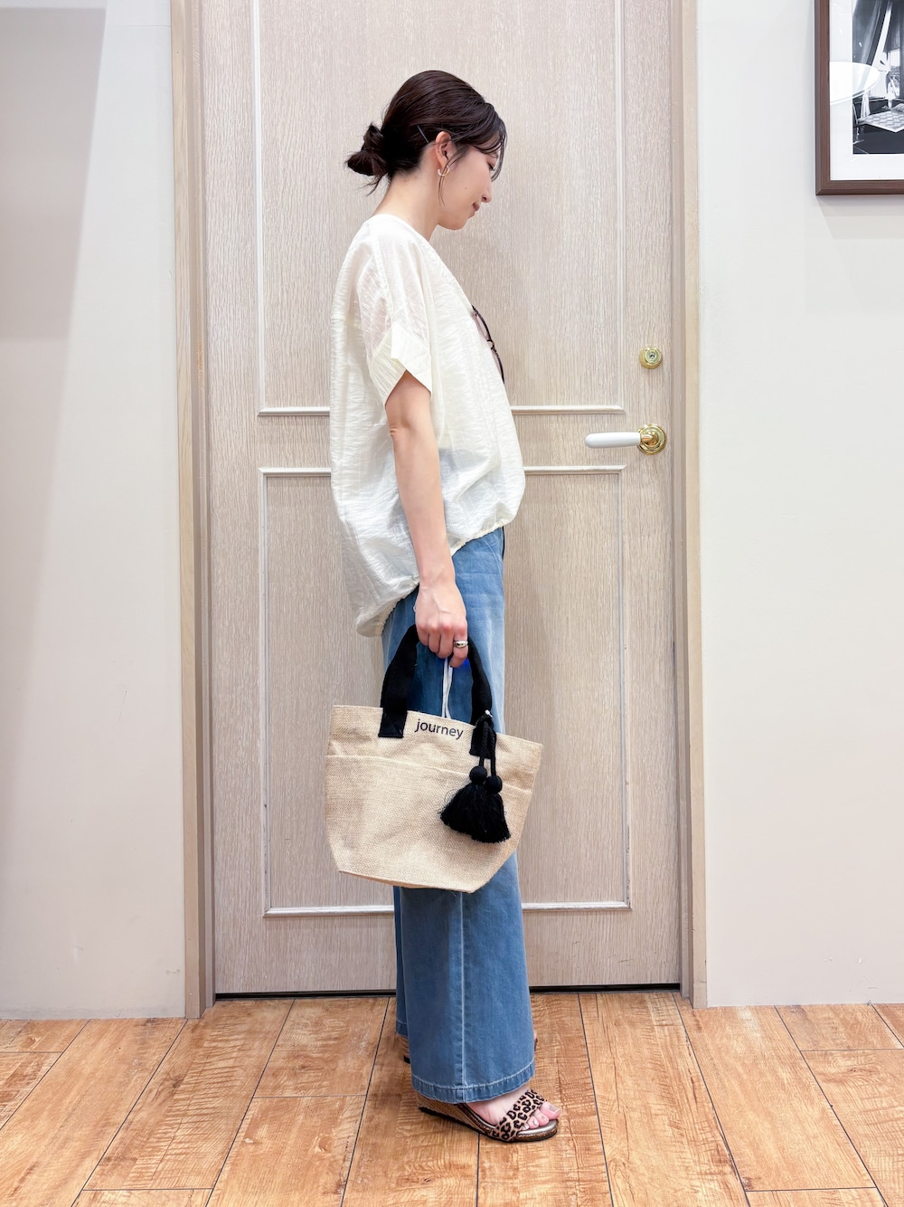 ホワイト系のシャツ/ブラウス、ブルー系のその他パンツ、ブラウン系のサンダルを着用したレディースの夏コーディネートの3枚目の写真