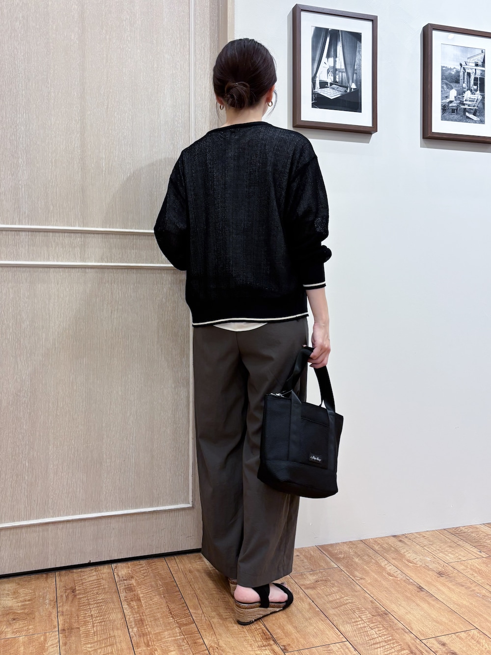 ブラック系のカーディガン/ボレロ、ホワイト系のシャツ/ブラウス、ブラウン系のその他パンツを着用したレディースの夏コーディネートの4枚目の写真