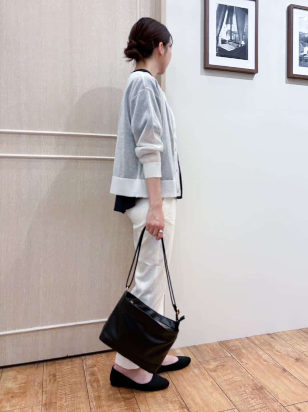 ホワイト系のカーディガン/ボレロ、ブルー系のシャツ/ブラウス、ホワイト系のその他パンツを着用したレディースの夏コーディネートの3枚目の写真