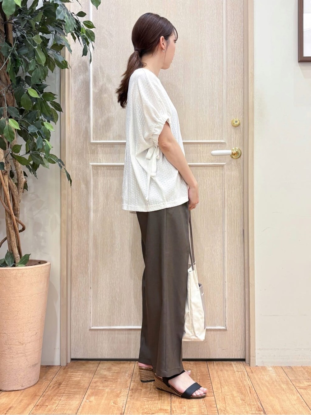 ホワイト系のシャツ/ブラウス、ブラウン系のその他パンツ、ブラック系のサンダルを着用したレディースの夏コーディネートの3枚目の写真