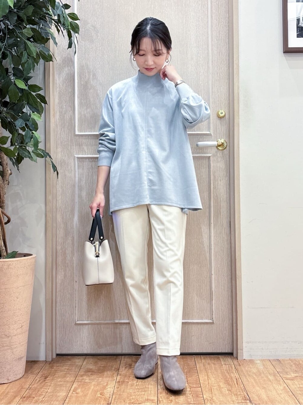 ベージュ系のその他アウター、ブルー系のTシャツ/カットソー、ホワイト系のその他パンツを着用したレディースの冬コーディネートの5枚目の写真