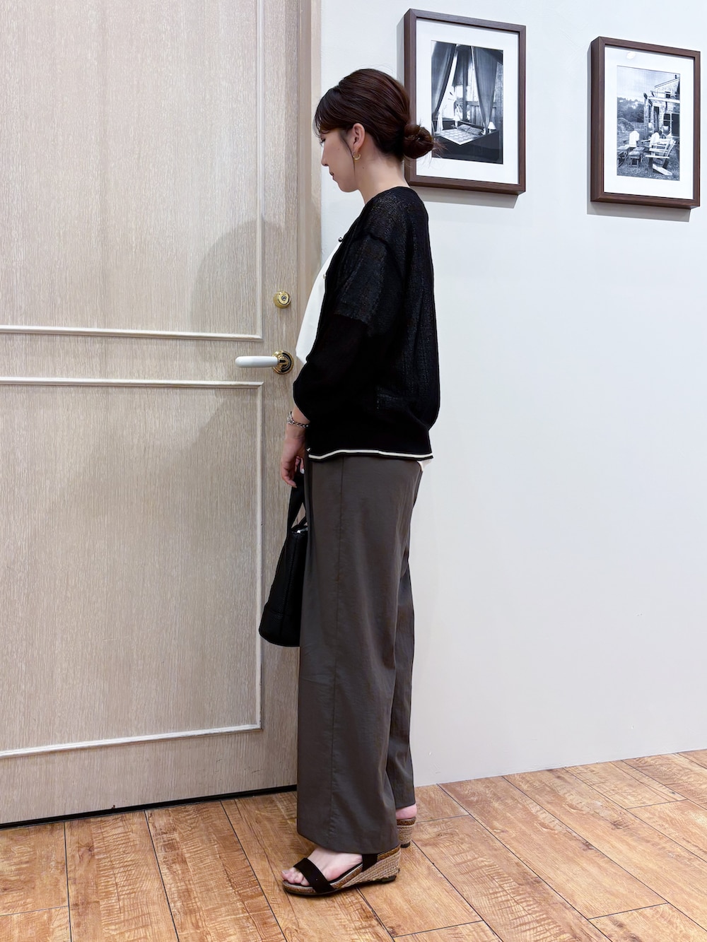 ブラック系のカーディガン/ボレロ、ホワイト系のシャツ/ブラウス、ブラウン系のその他パンツを着用したレディースの夏コーディネートの3枚目の写真