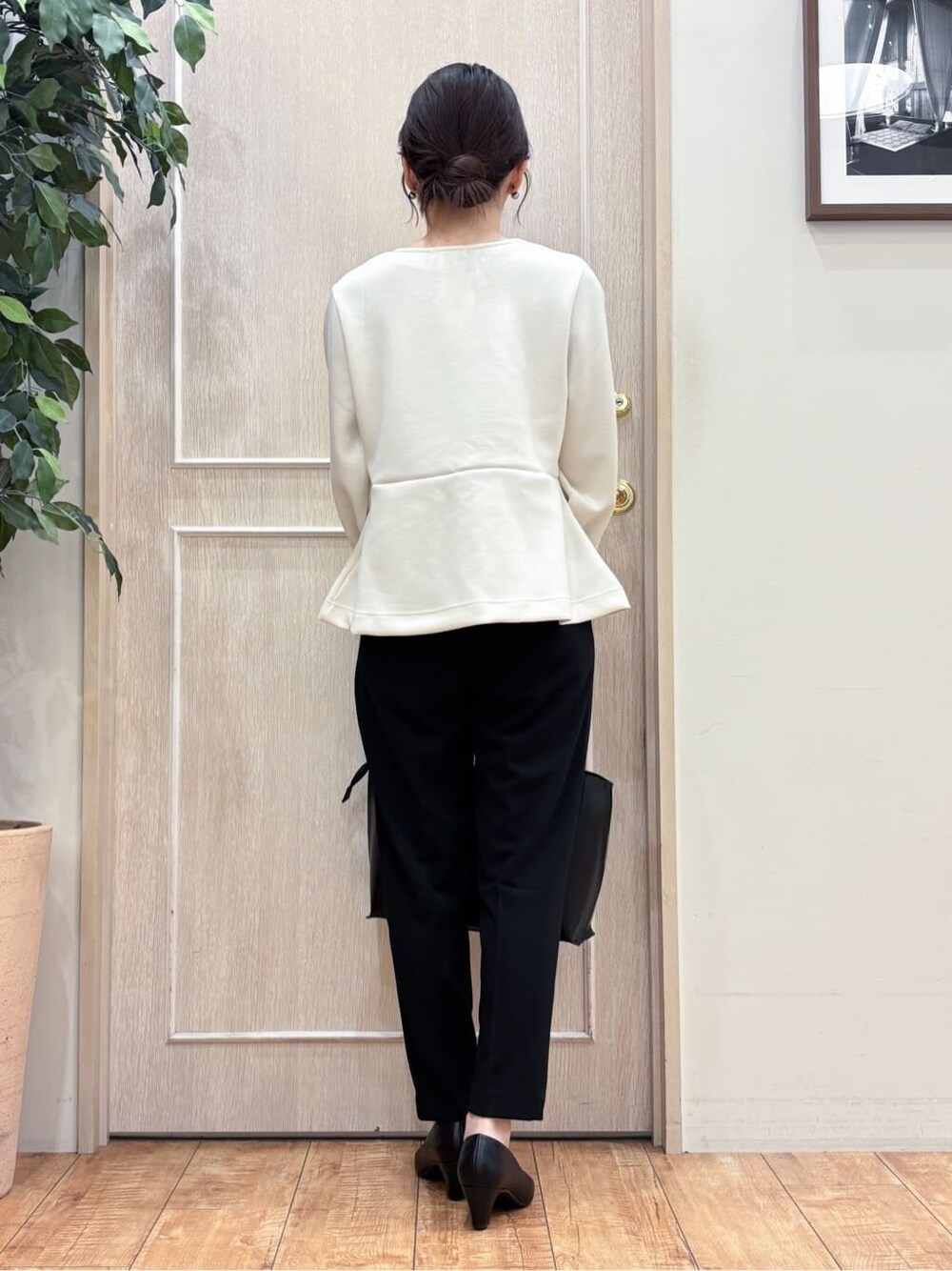 グレー系のトレンチコート、ホワイト系のTシャツ/カットソー、ブラック系のその他パンツを着用したレディースの冬コーディネートの6枚目の写真
