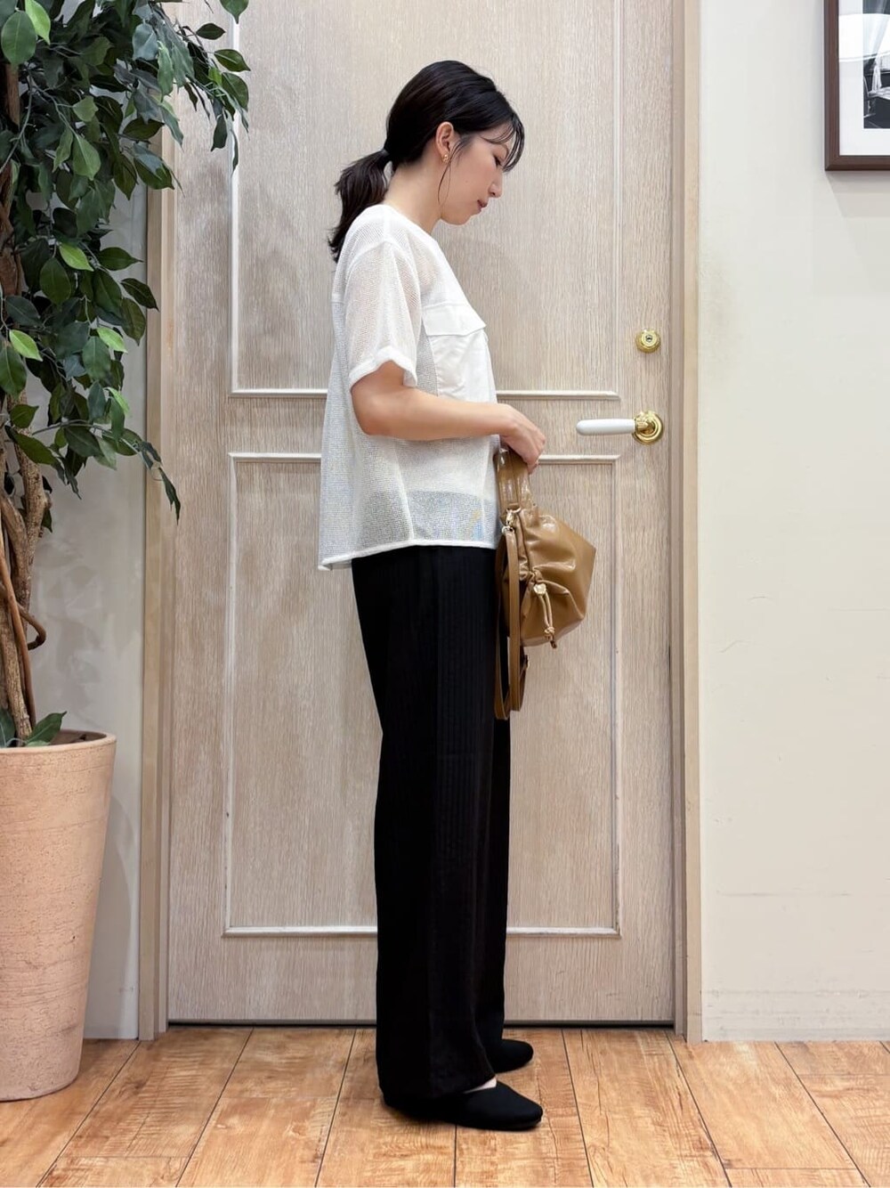 ホワイト系のTシャツ/カットソー、ブラック系のその他パンツ、ブラック系のパンプスを着用したレディースの秋コーディネートの2枚目の写真