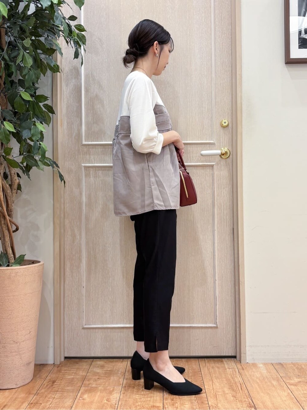 ベージュ系のTシャツ/カットソー、ブラック系のその他パンツ、ブラック系のパンプスを着用したレディースの秋コーディネートの3枚目の写真