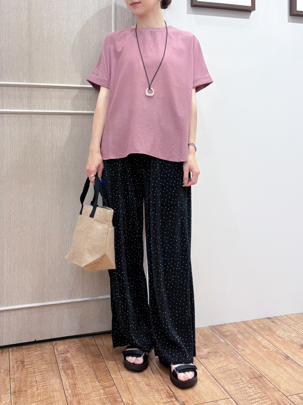 ピンク系のシャツ/ブラウス、ブラック系のその他パンツ、ブラック系のサンダルを着用したレディースの夏コーディネートの5枚目の写真