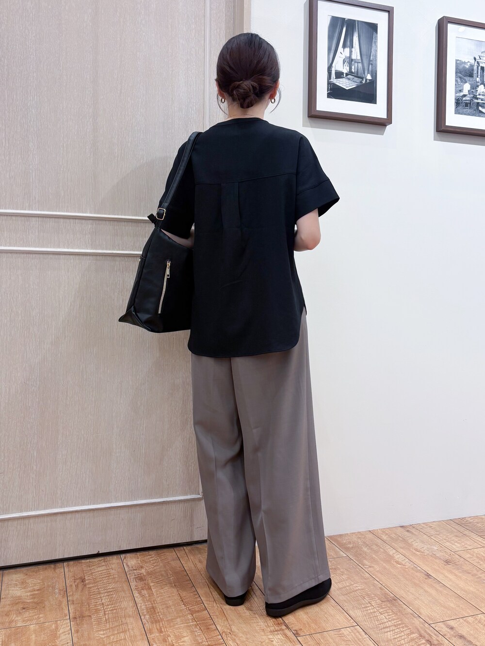 ブラック系のシャツ/ブラウス、ブラウン系のその他パンツ、ブラック系のパンプスを着用したレディースの夏コーディネートの4枚目の写真