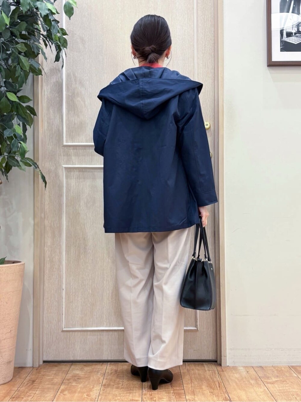 ブルー系のその他アウター、ピンク系のニット/セーター、ベージュ系のその他パンツを着用したレディースの冬コーディネートの3枚目の写真