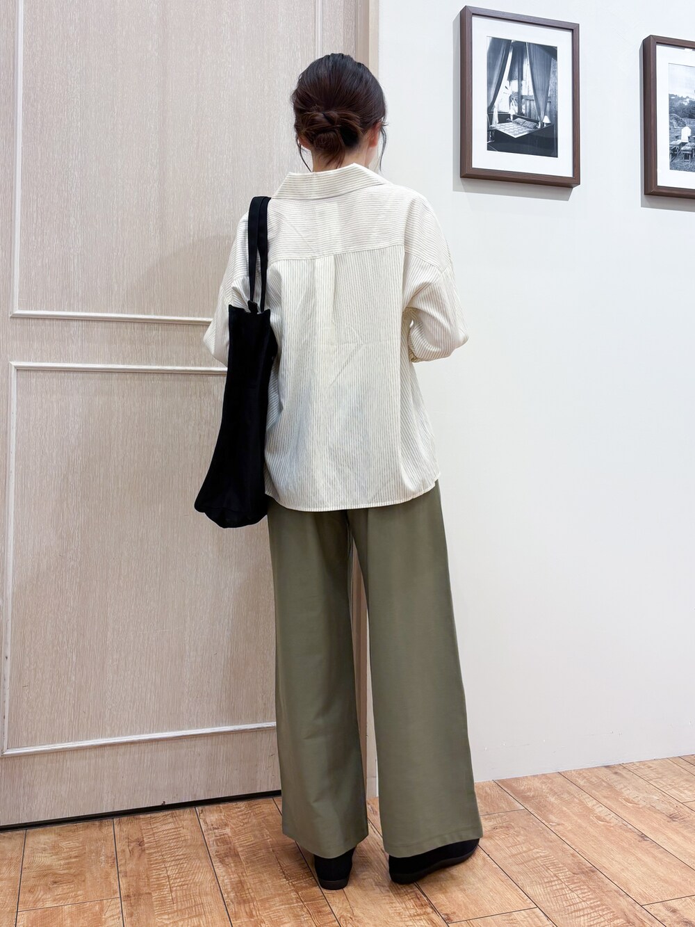 ホワイト系のシャツ/ブラウス、グリーン系のその他パンツ、ブラック系のパンプスを着用したレディースの秋コーディネートの4枚目の写真