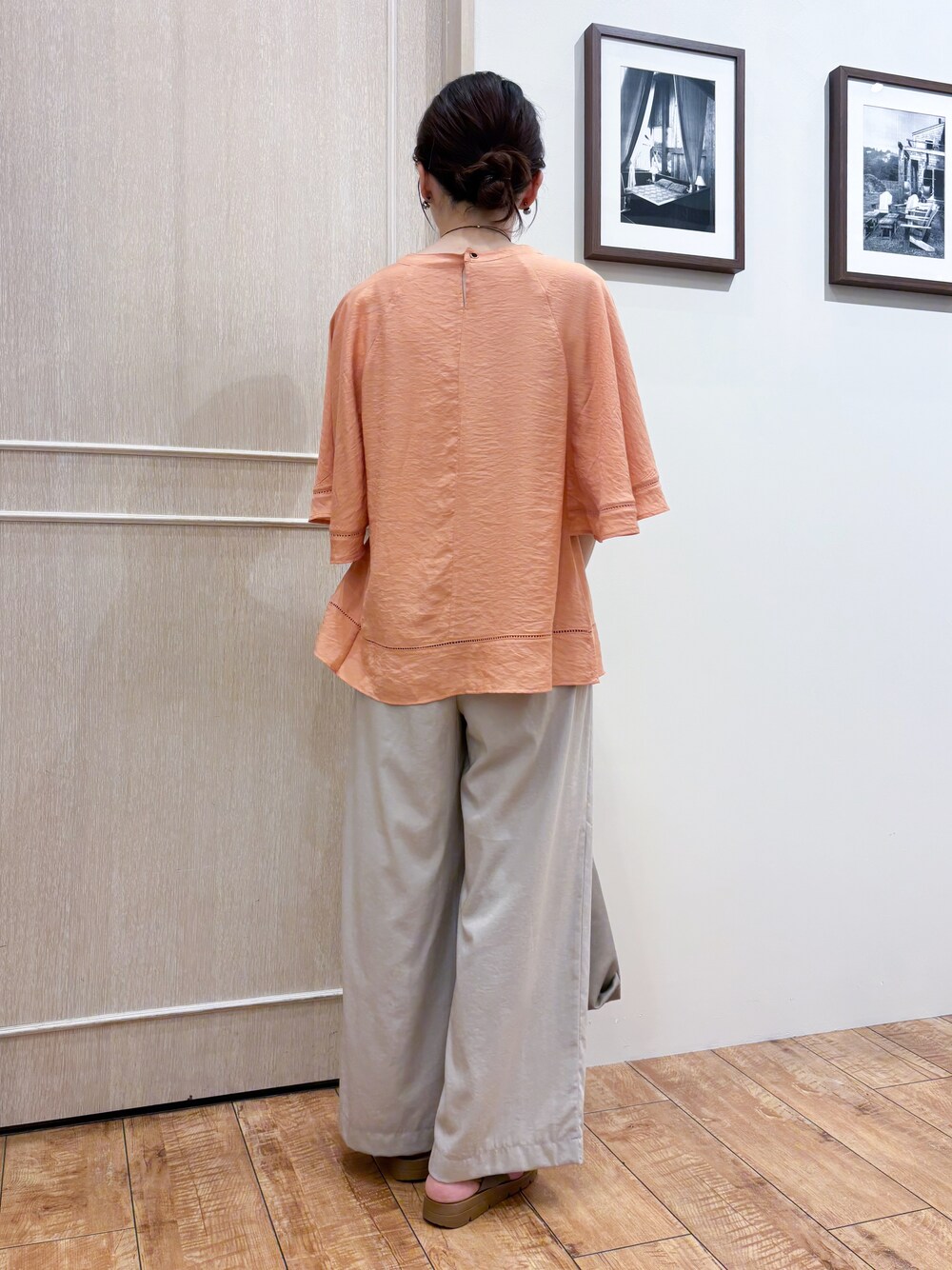 オレンジ系のシャツ/ブラウス、ベージュ系のその他パンツ、ブラウン系のサンダルを着用したレディースの夏コーディネートの4枚目の写真