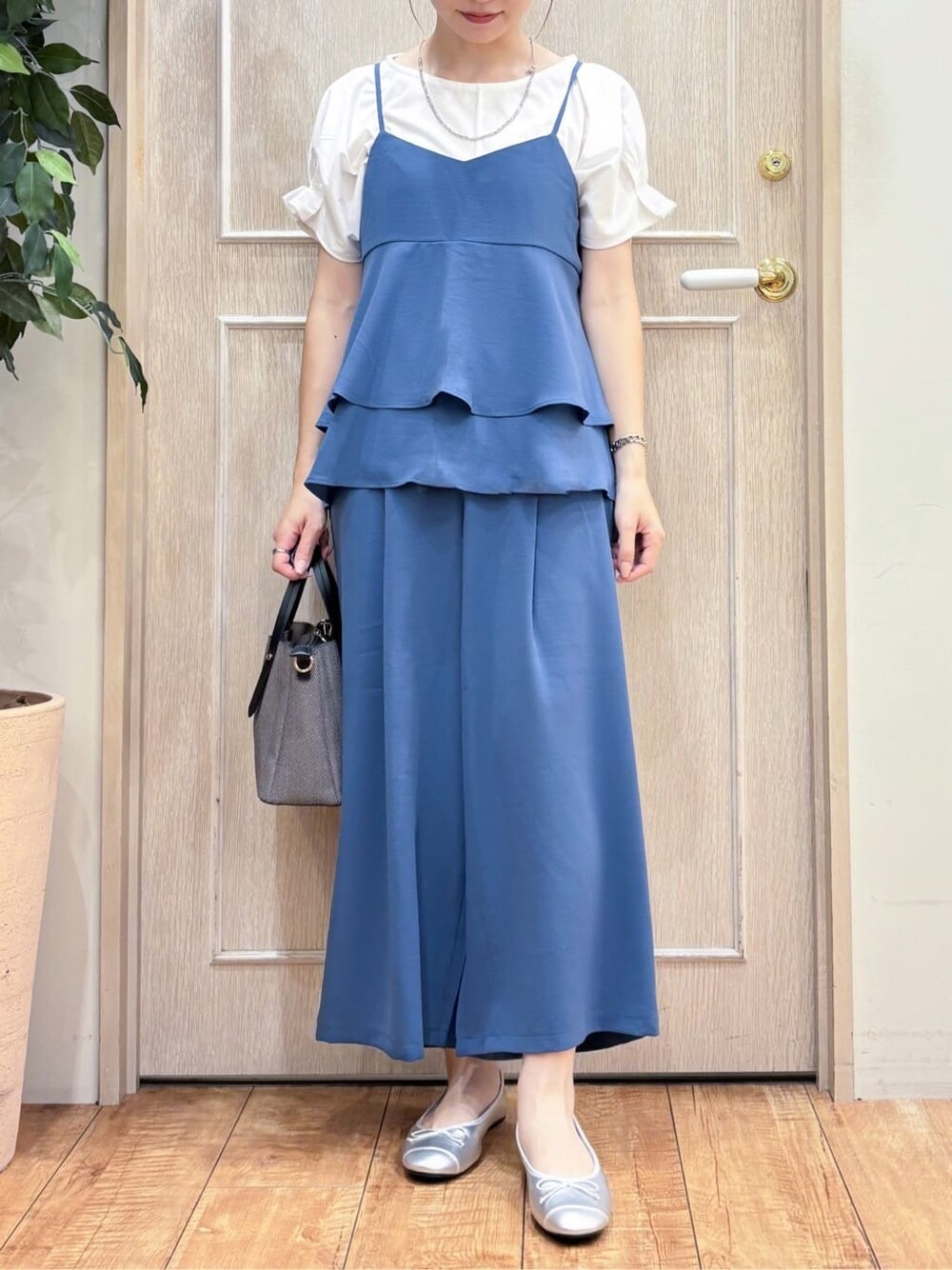 ブルー系のタンクトップ、ホワイト系のTシャツ/カットソー、ブルー系のその他パンツを着用したレディースの夏コーディネートの4枚目の写真