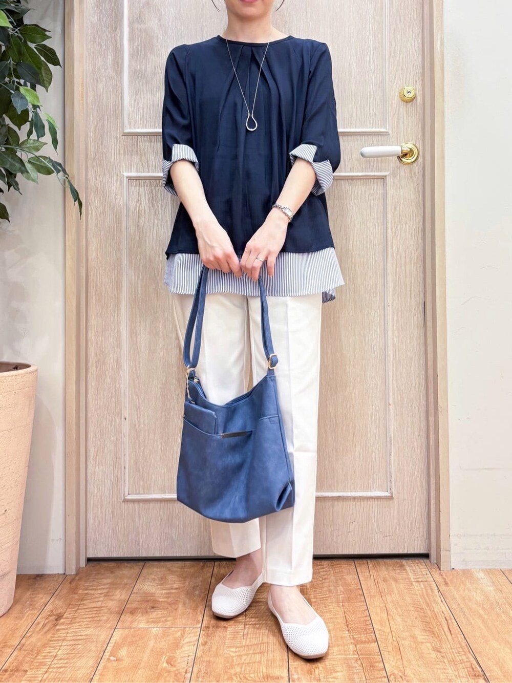 ブルー系のTシャツ/カットソー、ホワイト系のその他パンツ、ブルー系のショルダーバッグを着用したレディースの春コーディネートの4枚目の写真