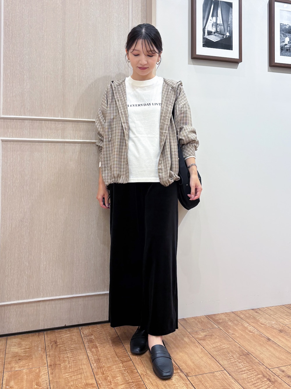 ベージュ系のシャツ/ブラウス、ホワイト系のTシャツ/カットソー、ブラック系のその他パンツを着用したレディースの秋コーディネートの2枚目の写真