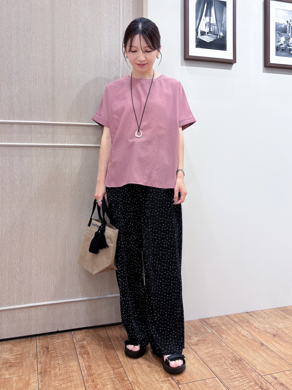 ピンク系のシャツ/ブラウス、ブラック系のその他パンツ、ブラック系のサンダルを着用したレディースの夏コーディネートの2枚目の写真