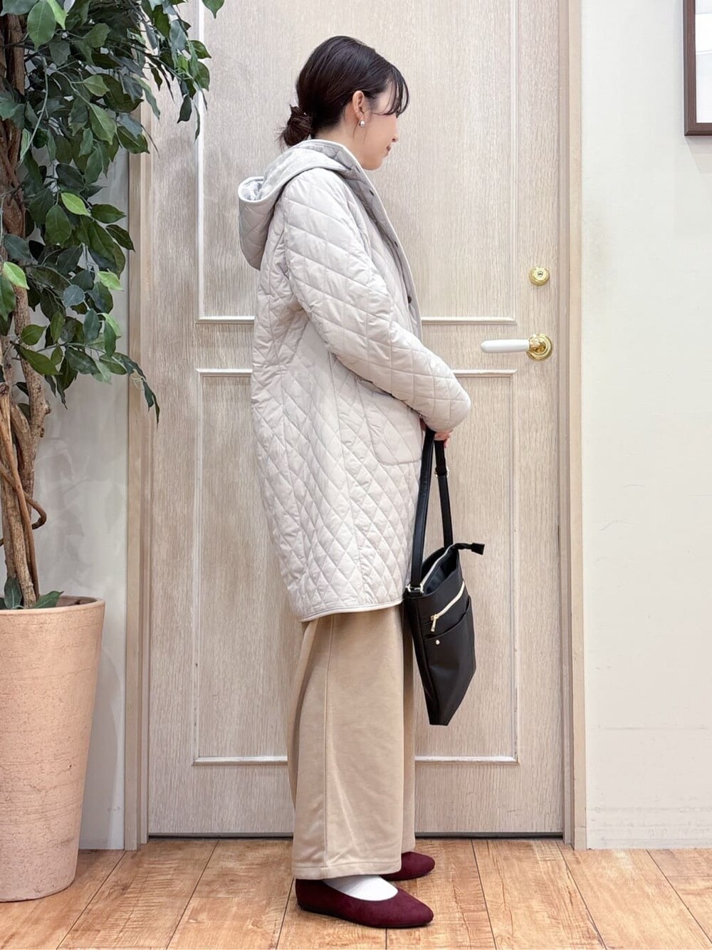 ベージュ系のその他アウター、ホワイト系のニット/セーター、ベージュ系のその他パンツを着用したレディースの冬コーディネートの3枚目の写真