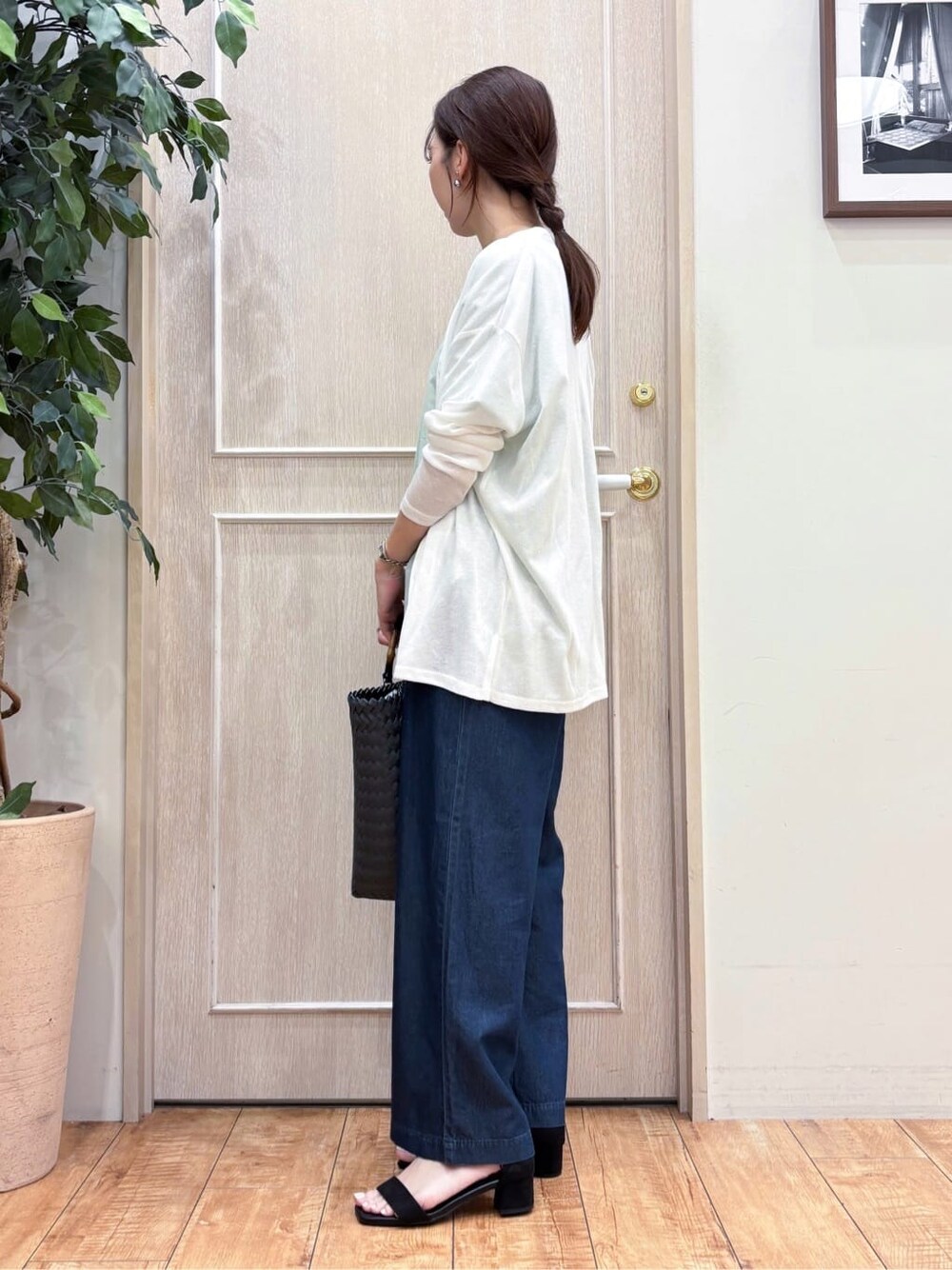 ホワイト系のカーディガン/ボレロ、グリーン系のシャツ/ブラウス、ブルー系のその他パンツを着用したレディースの夏コーディネートの3枚目の写真