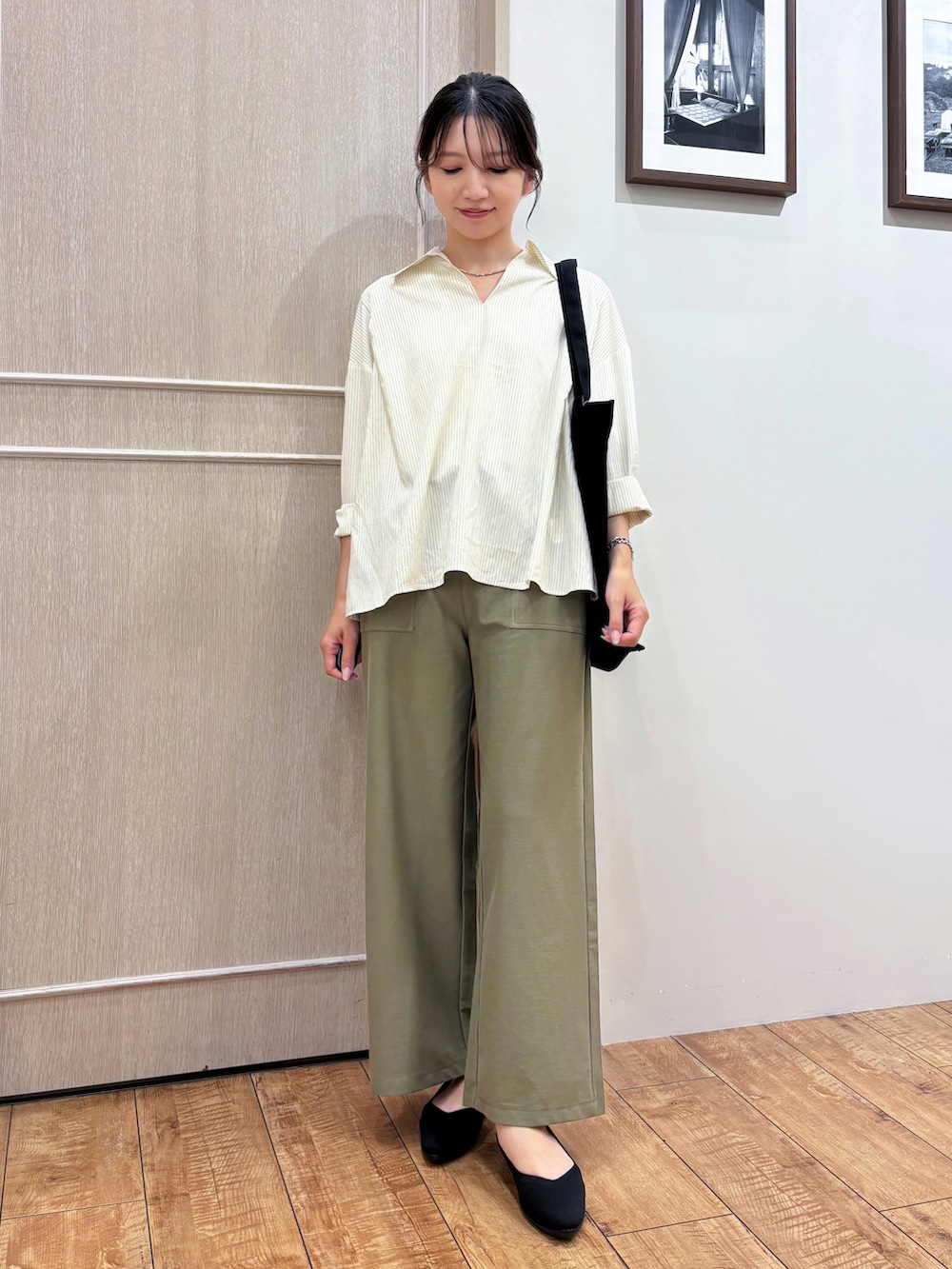 ホワイト系のシャツ/ブラウス、グリーン系のその他パンツ、ブラック系のパンプスを着用したレディースの秋コーディネートの2枚目の写真