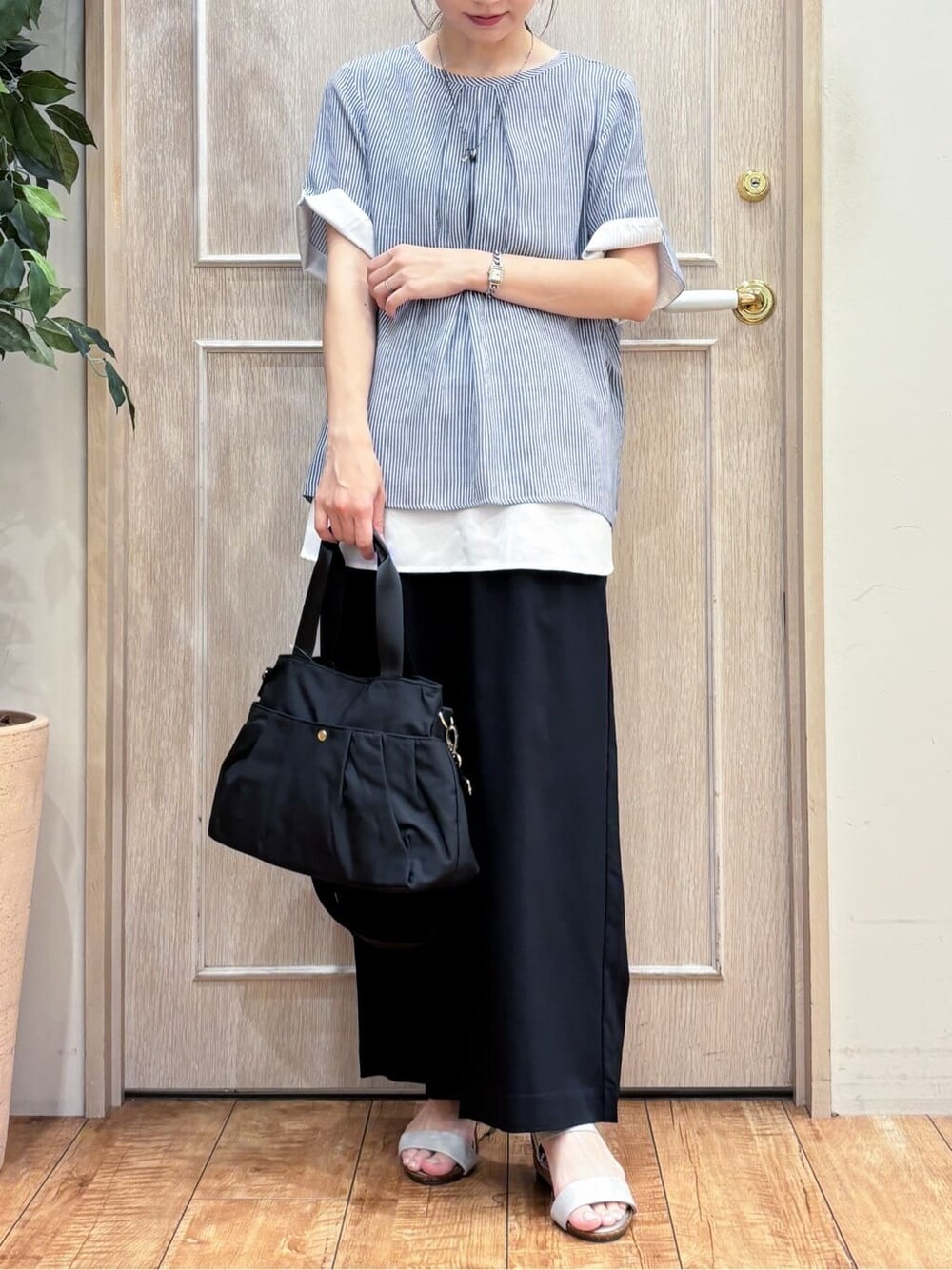 ブルー系のTシャツ/カットソー、ブラック系のその他パンツ、シルバー系のサンダルを着用したレディースの夏コーディネートの5枚目の写真