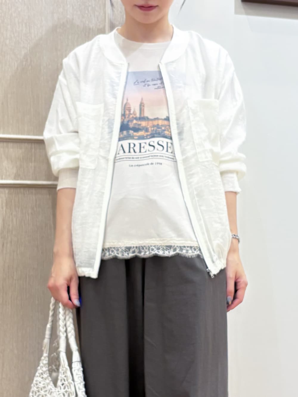 ホワイト系のブルゾン、ベージュ系のTシャツ/カットソー、ブラウン系のその他パンツを着用したレディースの夏コーディネートの5枚目の写真