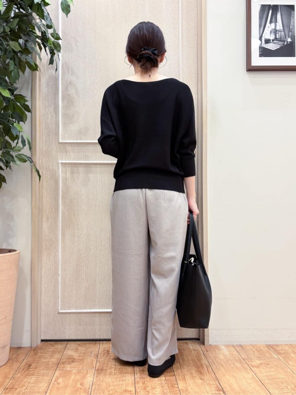 ブラック系のニット/セーター、ベージュ系のその他パンツ、シルバー系のその他シューズを着用したレディースの春コーディネートの3枚目の写真