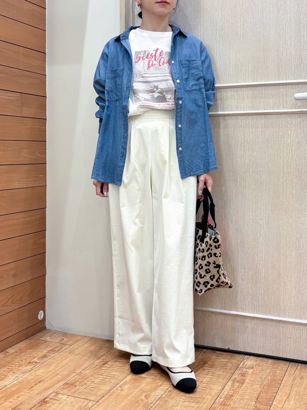 ホワイト系のTシャツ/カットソー、ブラック系のトートバッグ、ブルー系のシャツ/ブラウスを着用したレディースの春コーディネートの4枚目の写真