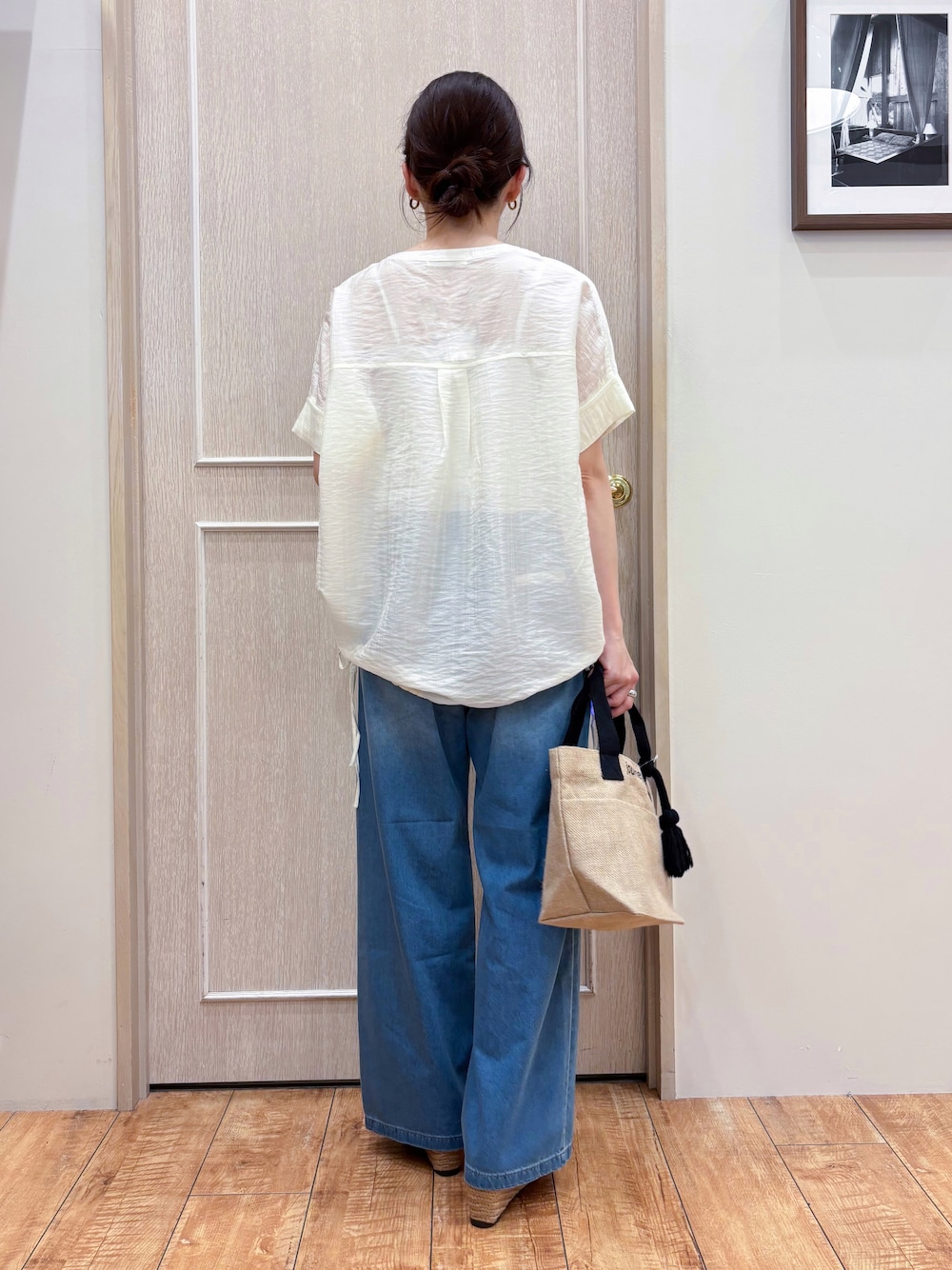 ホワイト系のシャツ/ブラウス、ブルー系のその他パンツ、ブラウン系のサンダルを着用したレディースの夏コーディネートの4枚目の写真