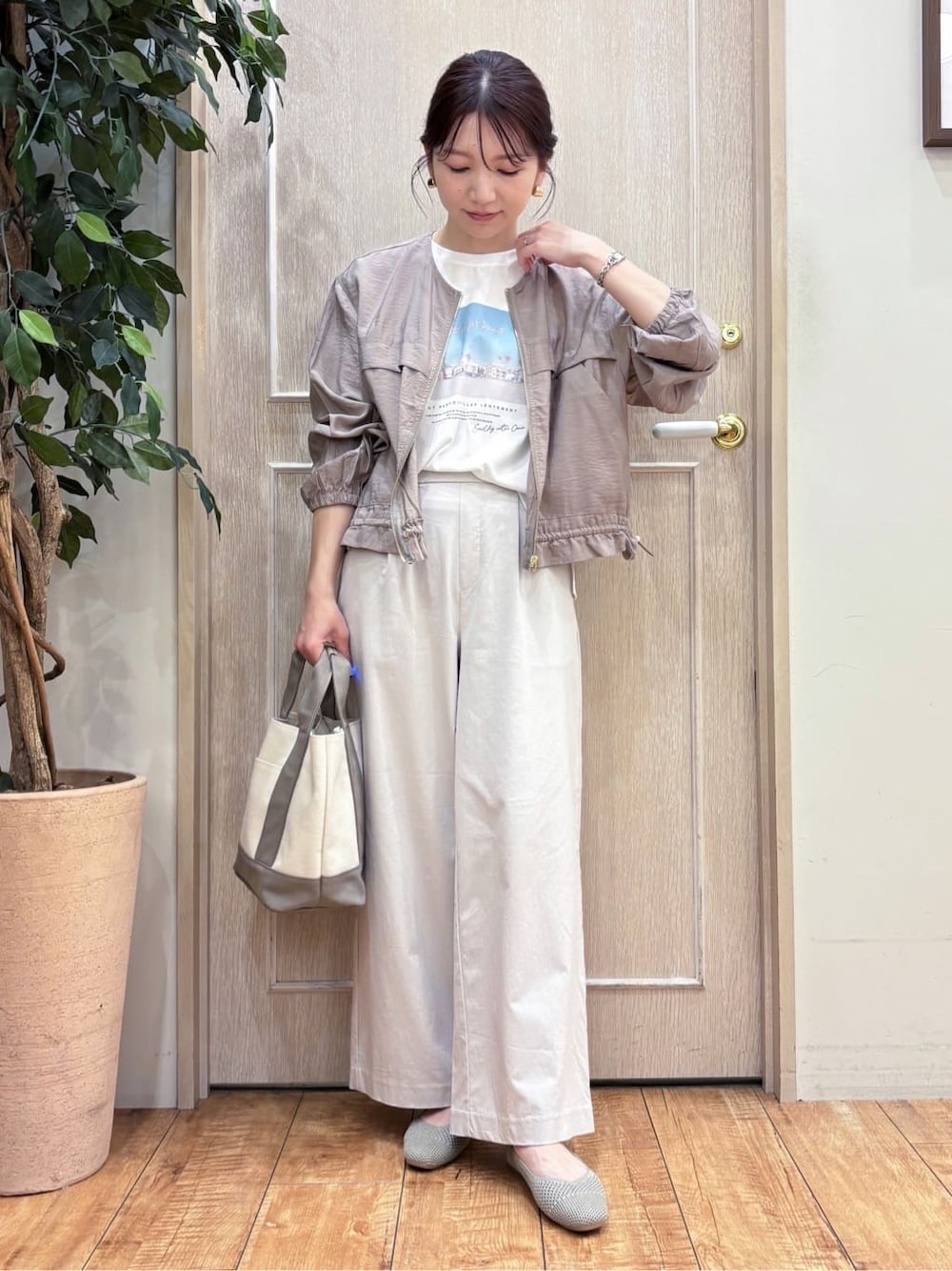 ベージュ系のブルゾン、ベージュ系のその他パンツ、ゴールド系のパンプスを着用したレディースの春コーディネートの2枚目の写真