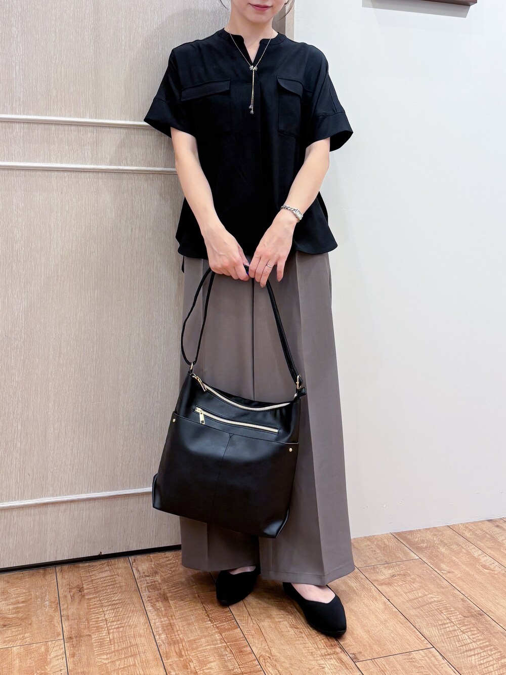 ブラック系のシャツ/ブラウス、ブラウン系のその他パンツ、ブラック系のパンプスを着用したレディースの夏コーディネートの5枚目の写真