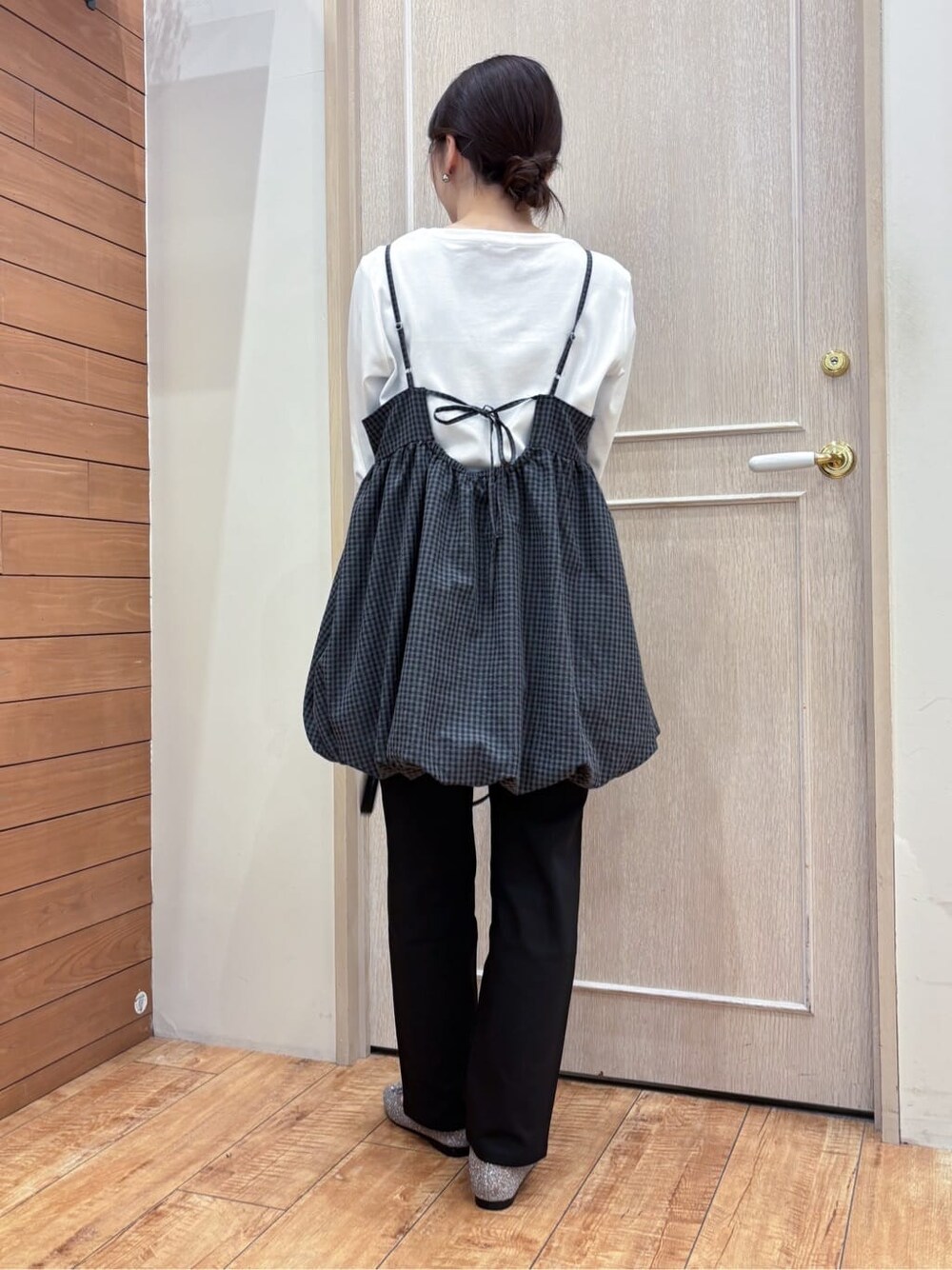 ブルー系のデニムジャケット、グレー系のチュニック、ホワイト系のTシャツ/カットソーを着用したレディースの春コーディネートの6枚目の写真