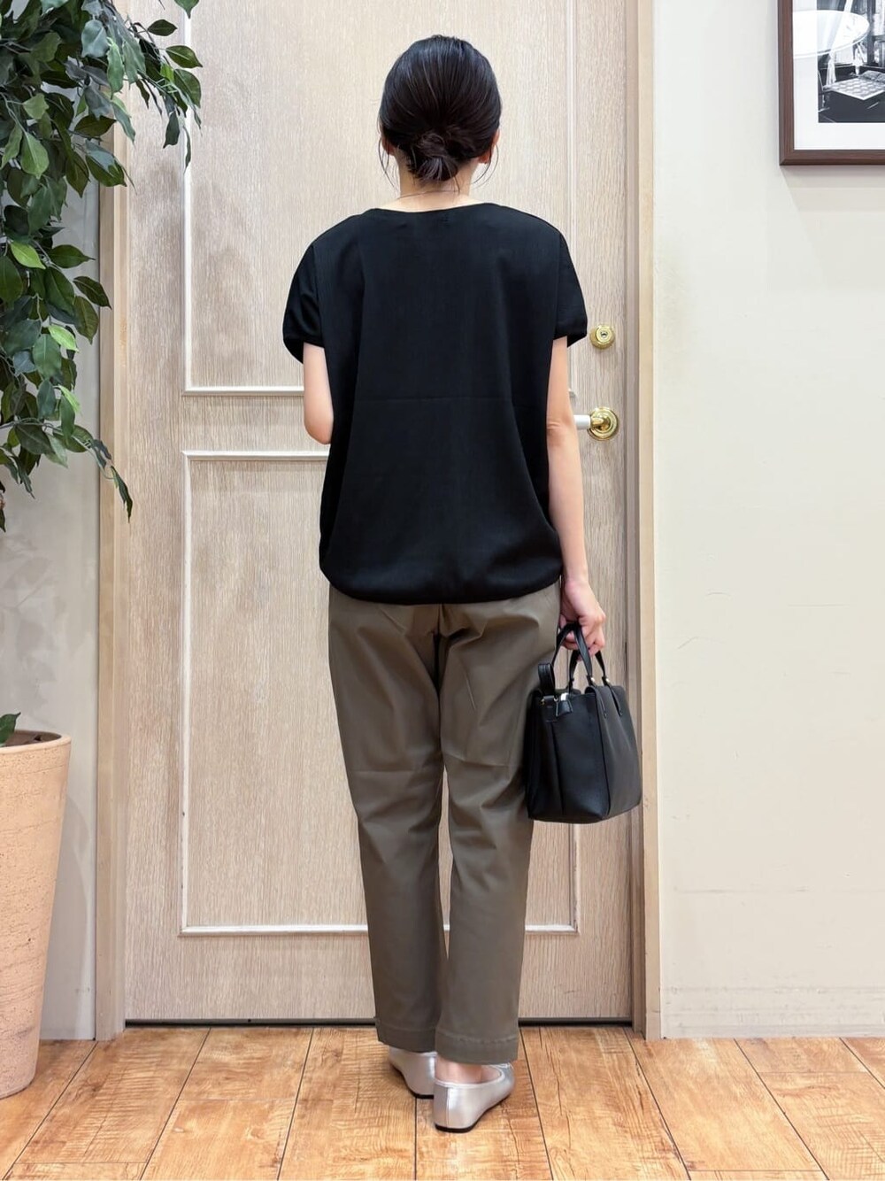 ブラック系のTシャツ/カットソー、グリーン系のその他パンツ、シルバー系のその他シューズを着用したレディースの夏コーディネートの3枚目の写真