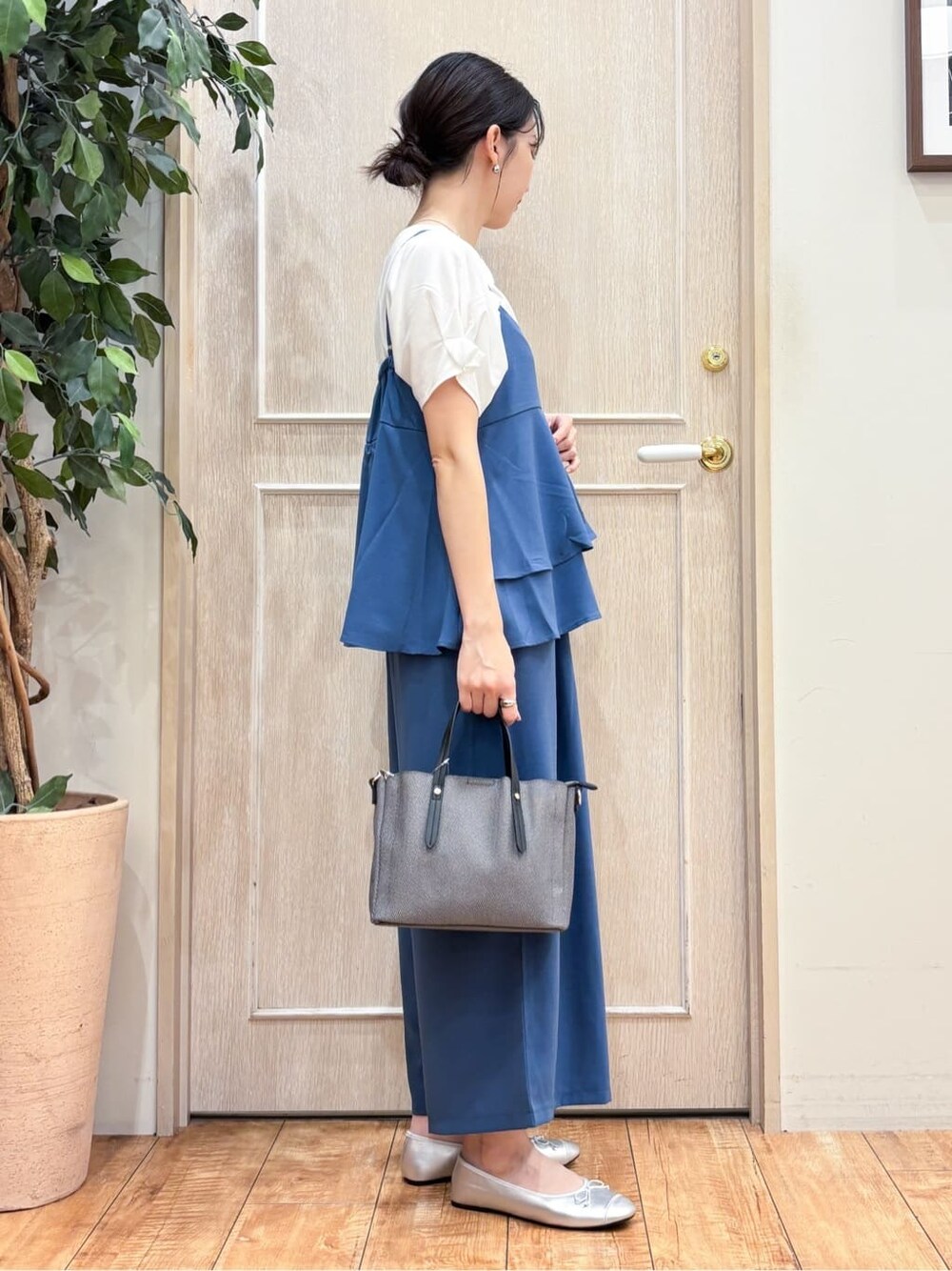 ブルー系のタンクトップ、ホワイト系のTシャツ/カットソー、ブルー系のその他パンツを着用したレディースの夏コーディネートの3枚目の写真