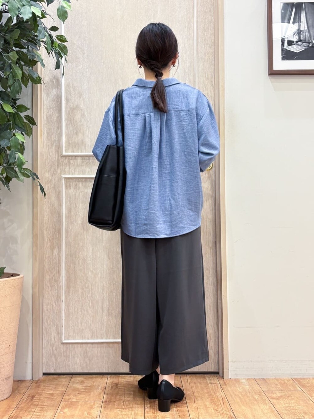ブルー系のシャツ/ブラウス、グレー系のその他パンツ、ブラック系のパンプスを着用したレディースの秋コーディネートの4枚目の写真