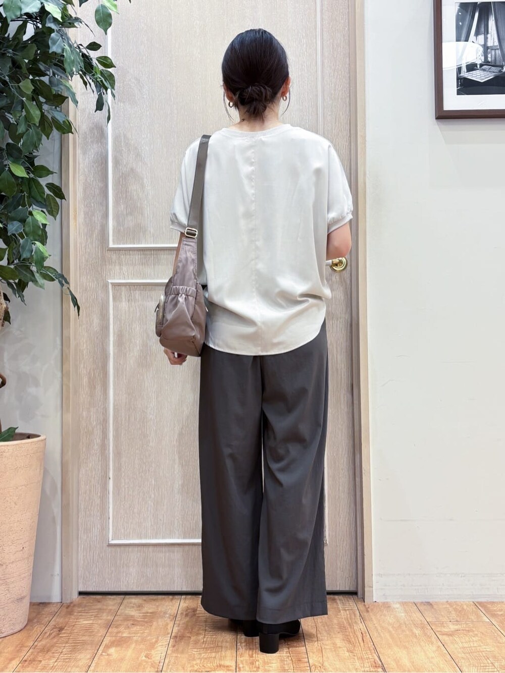 ベージュ系のシャツ/ブラウス、ブラウン系のその他パンツ、ブラック系のパンプスを着用したレディースの秋コーディネートの3枚目の写真