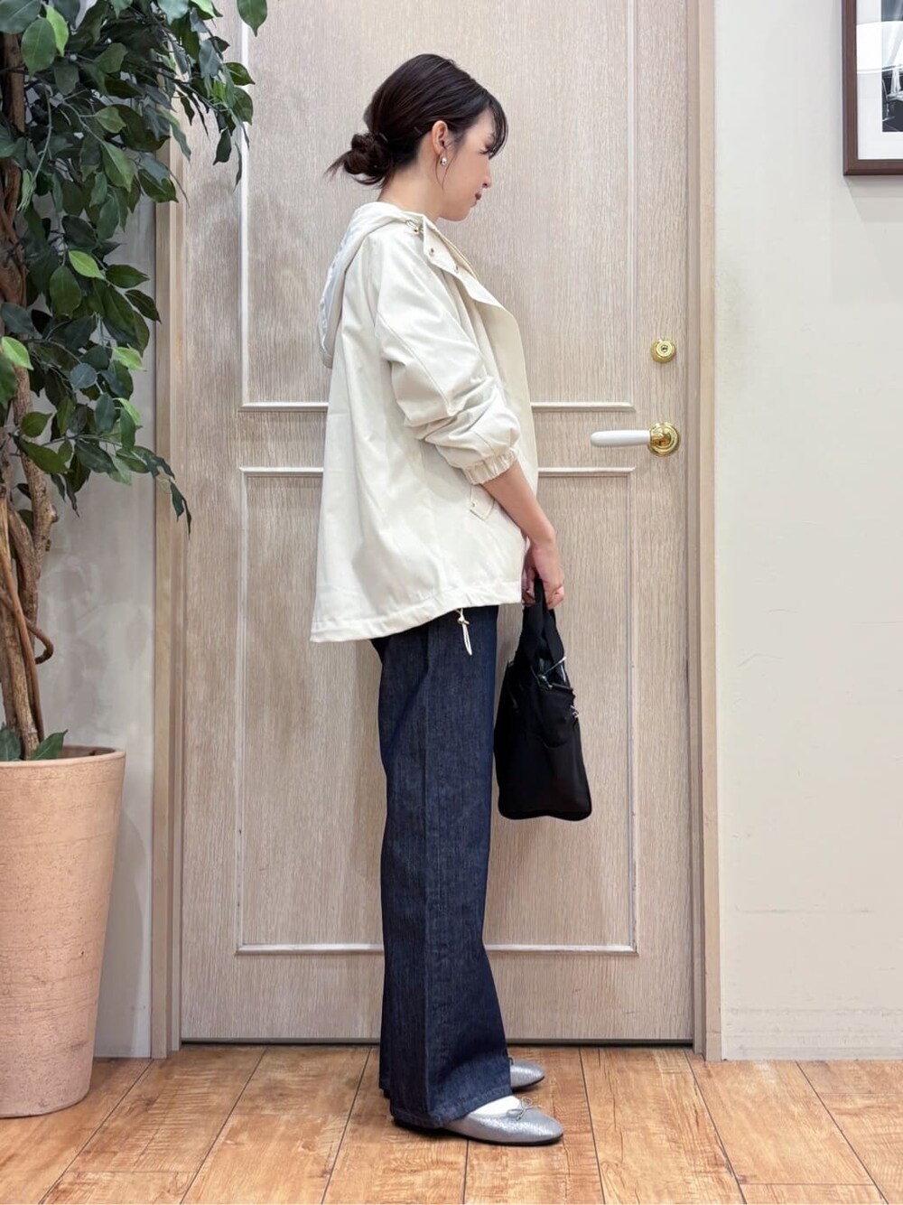 ホワイト系のブルゾン、グリーン系のTシャツ/カットソー、ブルー系のデニムパンツを着用したレディースの冬コーディネートの2枚目の写真