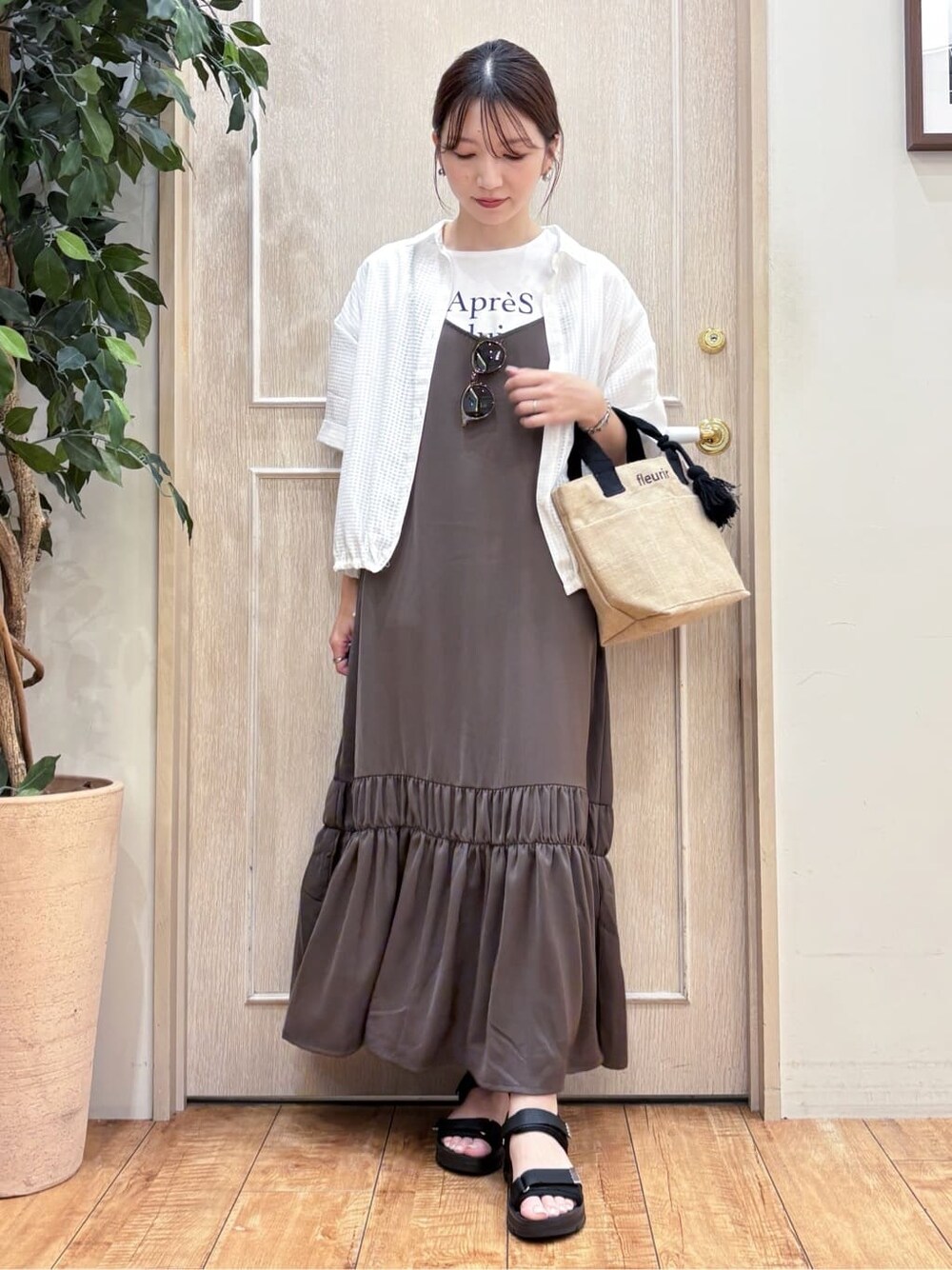 ホワイト系のシャツ/ブラウス、ブラウン系のワンピース、ホワイト系のTシャツ/カットソーを着用したレディースの夏コーディネートの2枚目の写真