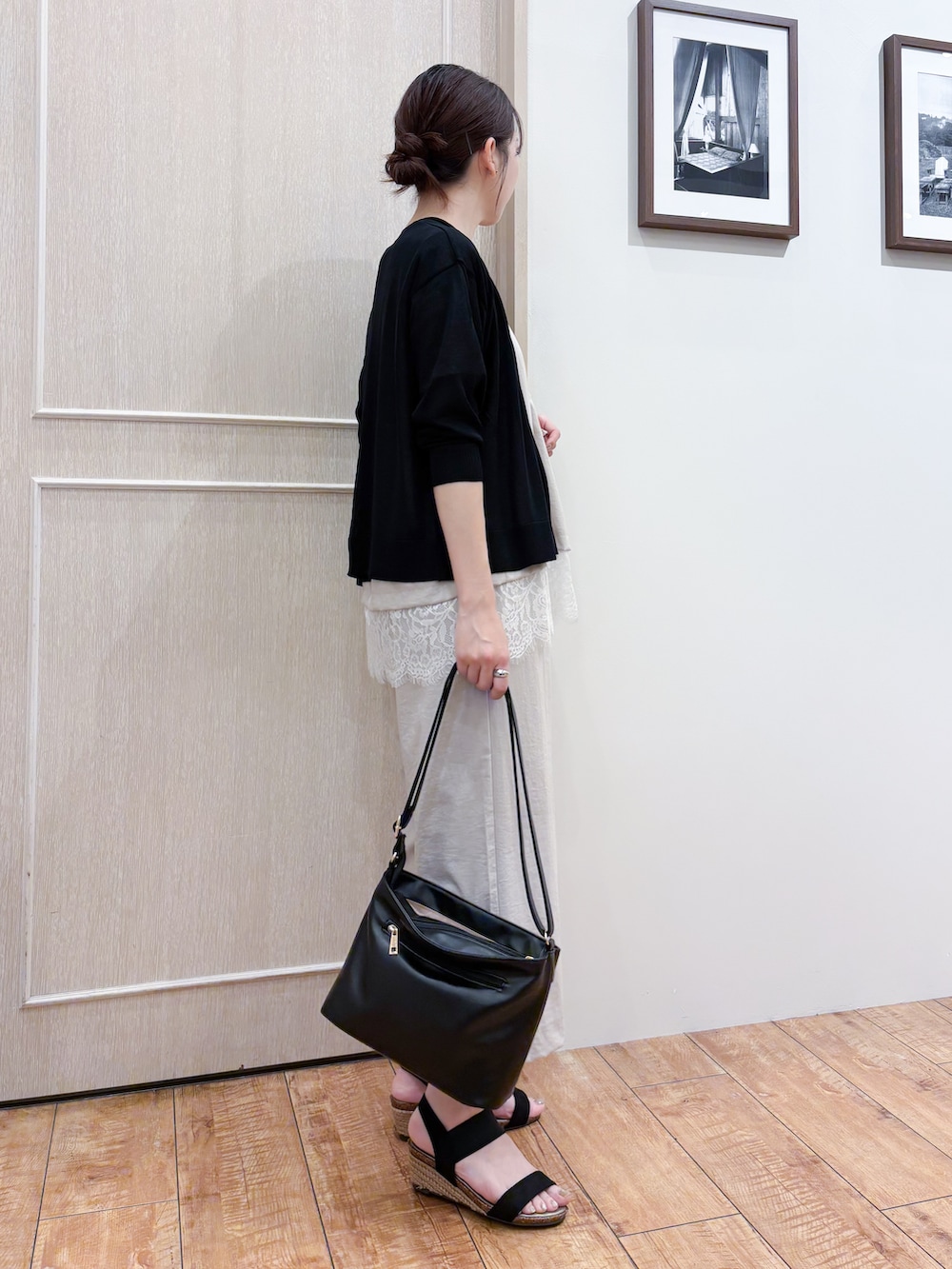 ブラック系のカーディガン/ボレロ、ベージュ系のシャツ/ブラウス、ベージュ系のその他パンツを着用したレディースの夏コーディネートの2枚目の写真