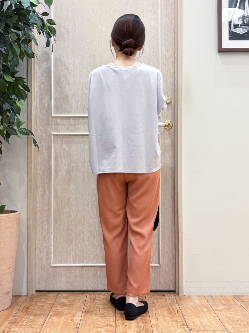 グレー系のTシャツ/カットソー、オレンジ系のその他パンツ、シルバー系のその他シューズを着用したレディースの夏コーディネートの4枚目の写真