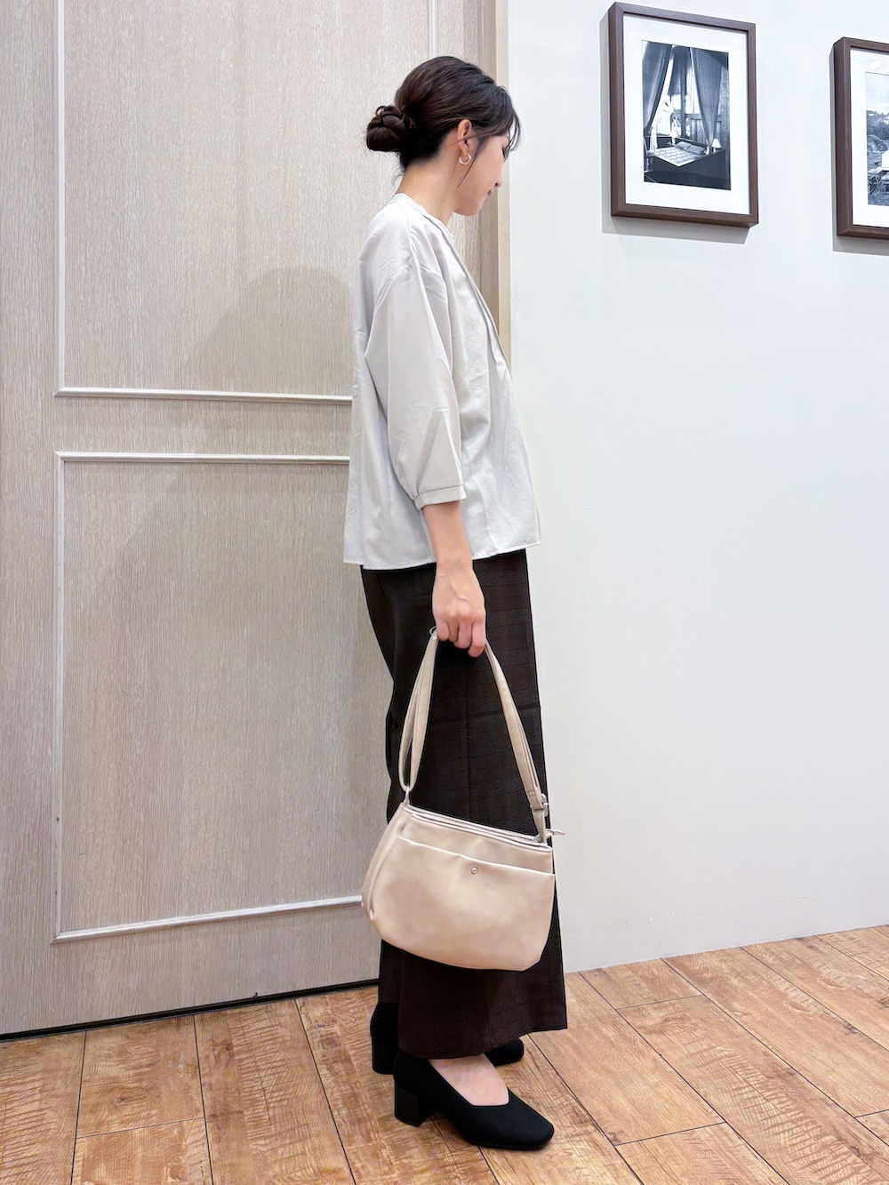 ベージュ系のシャツ/ブラウス、ブラウン系のその他パンツ、ブラック系のパンプスを着用したレディースの秋コーディネートの3枚目の写真