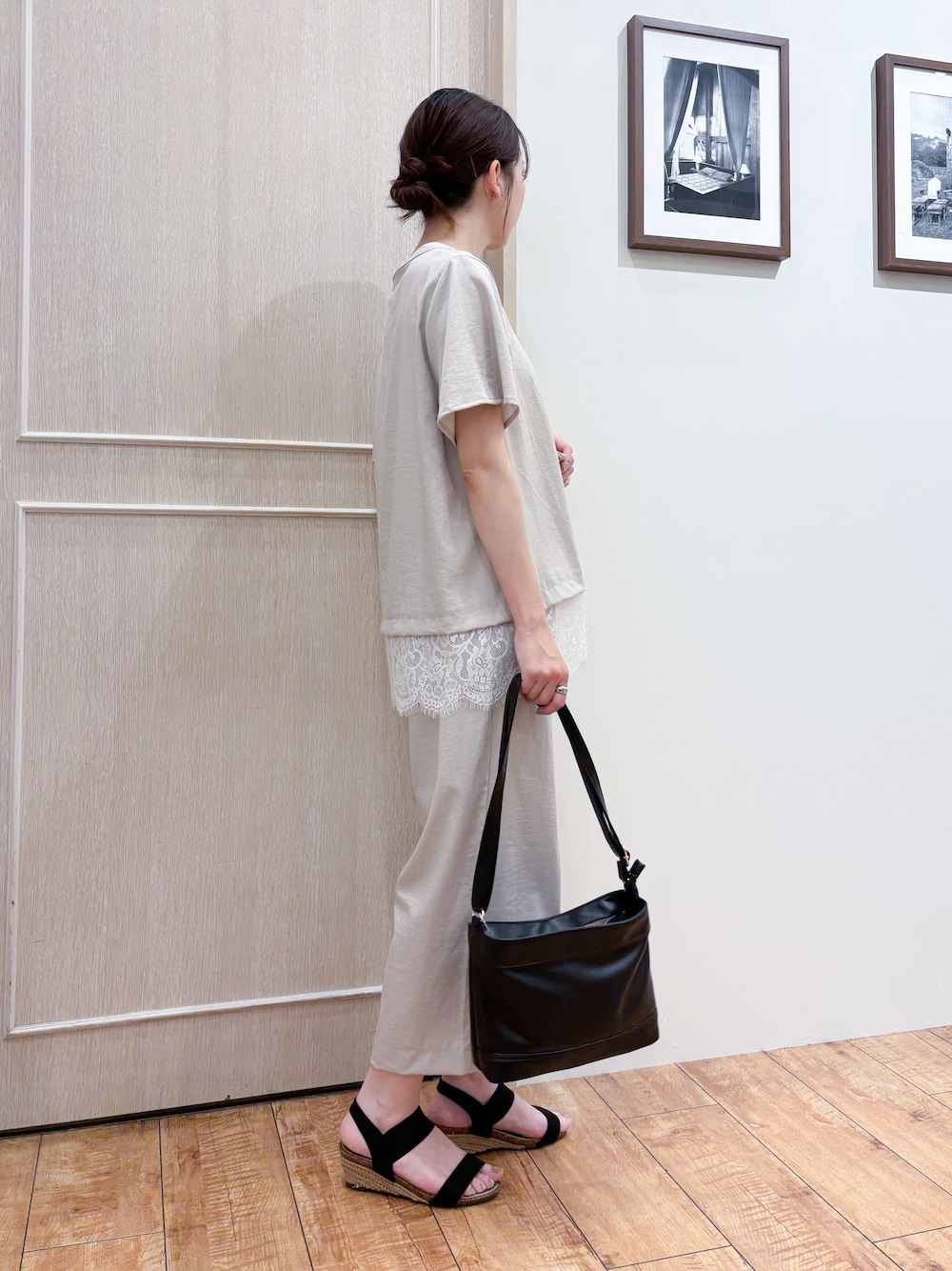 ブラック系のカーディガン/ボレロ、ベージュ系のシャツ/ブラウス、ベージュ系のその他パンツを着用したレディースの夏コーディネートの5枚目の写真